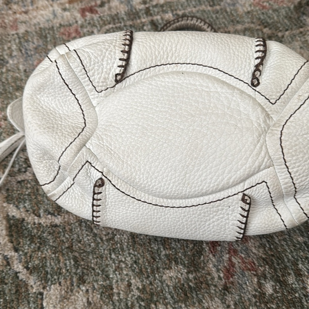 Elegant White Leather Handbag - Picture 6 of 8